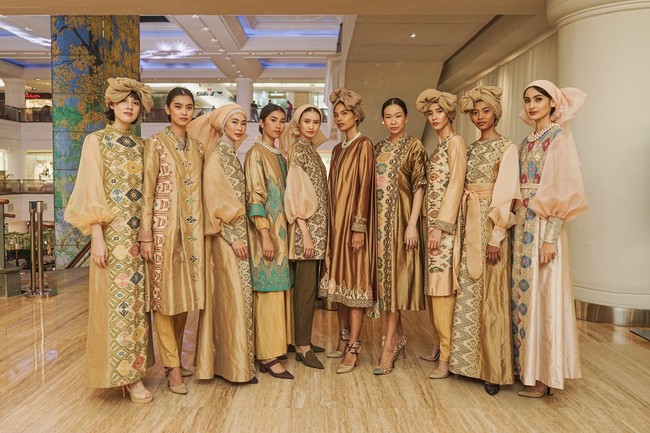 Fashion show Svarna by Ikat Indonesia dari Didiet Maulana kali ini menginspirasi kelembutan sinar rembulan untuk koleksi busananya di Ramadhan In Style 2019, Plaza Indonesia, Jakarta, Rabu [21/05/2019]. Foto: dok. IKAT Indonesia