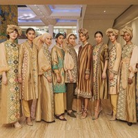 Fashion show Svarna by Ikat Indonesia dari Didiet Maulana kali ini menginspirasi kelembutan sinar rembulan untuk koleksi busananya di Ramadhan In Style 2019, Plaza Indonesia, Jakarta, Rabu [21/05/2019]. Foto: dok. IKAT Indonesia
