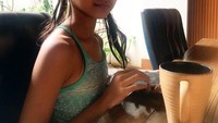 Akun Instagram Shabina turut diawasi sang ibu. Followersnya sudah mencapai lebih dari 50.000 loh. Ini gaya santai Shabina menikmati minuman usai berenang. Foto: Instagram shabinamecca