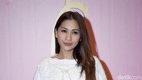 Dalam kesempatan itu Tata menjawab pertanyaan awak media soal perceraiannya dengan Mehdi Zati. Pool/Noel/detikFoto.