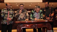 Oesman Sapta Odang dan Moermahadi Soerja Djanegara menandatangani Laporan Hasil Pemeriksaan atas Laporan Keuangan (LKPP) Pemerintah Pusat Tahun Anggaran 2019.