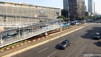 Jalan dibuka untuk kendaraan bermotor dan lalu lintas terpantau ramai lancar.