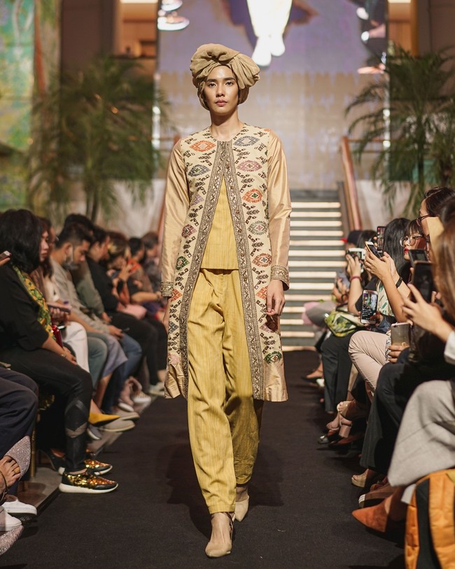 Fashion show Svarna by Ikat Indonesia dari Didiet Maulana kali ini menginspirasi kelembutan sinar rembulan untuk koleksi busananya di Ramadhan In Style 2019, Plaza Indonesia, Jakarta, Rabu [21/05/2019]. Foto: dok. IKAT Indonesia