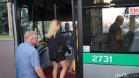 Penumpang yang masuk dengan teratur ke bus CAT (Ahmad Masaul Khoiri/detikcom)