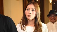 Wajah Tata tampak murung saat ditemui awak media. Pool/Noel/detikFoto.