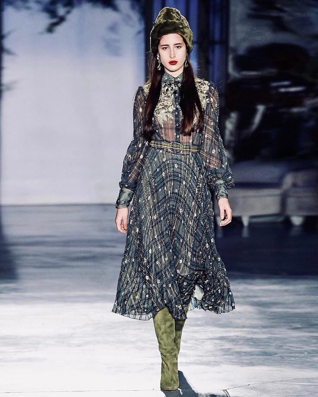 Taleedah tampil sebagai model di Paris Haute Couture Fashion Week untuk fashion show koleksi desainer Antonio Grimald. Setelah dari Paris kesempatannya eksis di dunia model internasional semakin terbuka. Dia pun kembali berjalan di panggung catwalk desainer dunia di Italia. Foto: Instagram @taleedah