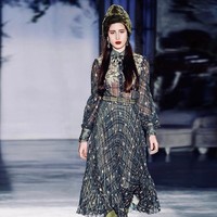 Taleedah tampil sebagai model di Paris Haute Couture Fashion Week untuk fashion show koleksi desainer Antonio Grimald. Setelah dari Paris kesempatannya eksis di dunia model internasional semakin terbuka. Dia pun kembali berjalan di panggung catwalk desainer dunia di Italia. Foto: Instagram @taleedah