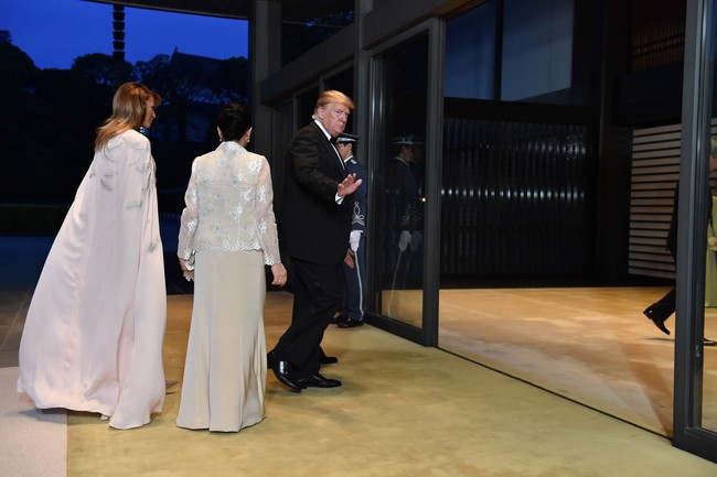 Bagian cape membuat efek dramatis ketika nampak melambai tiap kali Melania berjalan. Foto: Dok. Getty Images