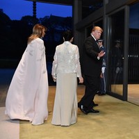 Bagian cape membuat efek dramatis ketika nampak melambai tiap kali Melania berjalan. Foto: Dok. Getty Images