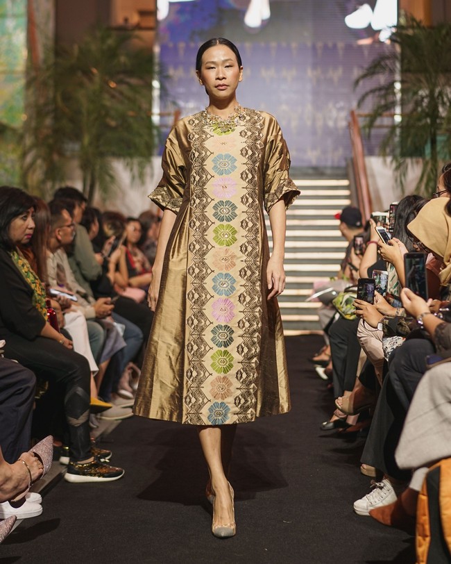 Fashion show Svarna by Ikat Indonesia dari Didiet Maulana kali ini menginspirasi kelembutan sinar rembulan untuk koleksi busananya di Ramadhan In Style 2019, Plaza Indonesia, Jakarta, Rabu [21/05/2019]. Foto: dok. IKAT Indonesia