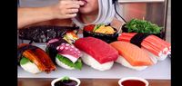 Auto Gendut! Wanita Ini Mukbang Sushi Salmon hingga Octopus Super Jumbo 