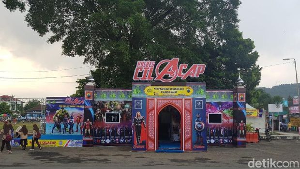 Pos pelayanan mudik bertema Avengers di Cilacap. 