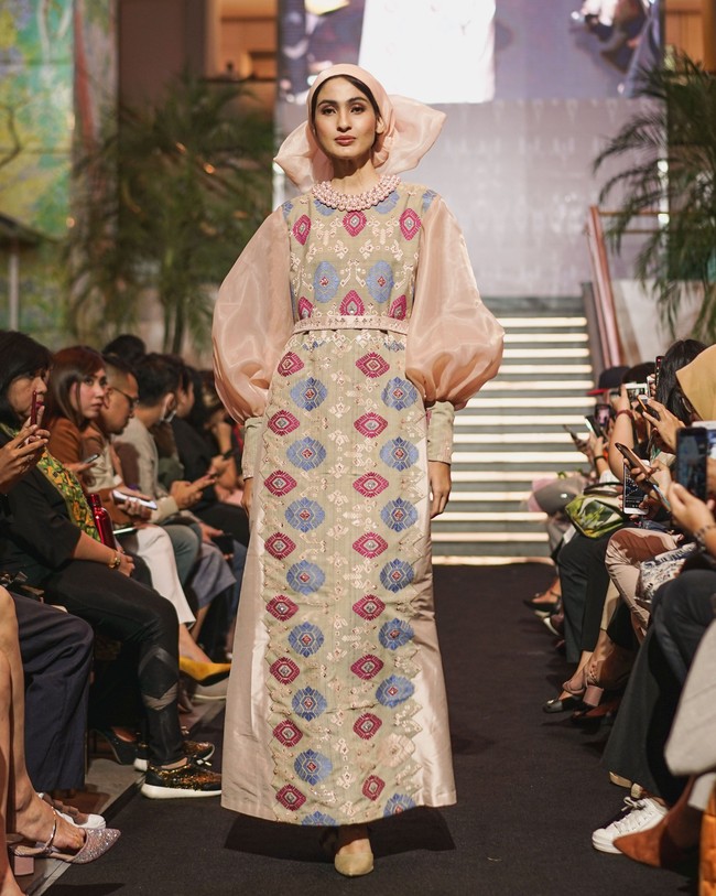 Fashion show Svarna by Ikat Indonesia dari Didiet Maulana kali ini menginspirasi kelembutan sinar rembulan untuk koleksi busananya di Ramadhan In Style 2019, Plaza Indonesia, Jakarta, Rabu [21/05/2019]. Foto: dok. IKAT Indonesia