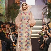 Fashion show Svarna by Ikat Indonesia dari Didiet Maulana kali ini menginspirasi kelembutan sinar rembulan untuk koleksi busananya di Ramadhan In Style 2019, Plaza Indonesia, Jakarta, Rabu [21/05/2019]. Foto: dok. IKAT Indonesia