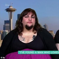 Wanita yang kerap menyuarakan tentang feminisme itu pun mengaku pada awalnya berpikir bahwa tidak akan menemukan cinta sejatinya. Namun  kini ia menemukan jodohnya dan telah menikah dengan pria bernama Tobias Bradick.  Foto: dok. ITV