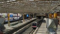 Perth juga memiliki kereta komuter yang melayani berbagai kota tetangga. Kereta ini juga termasuk Transperth, jadi juga ada bus hingga kapal feri (Ahmad Masaul Khoiri/detikcom)