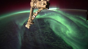 Kembali pemandangan sinar aurora yang seakan menari-nari. Foto: NASA