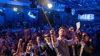 Teriakan para fans, khususnya wanita yang mengajaknya berfoto bersama membuat riuh suasana. Anthony Kwan/Getty Images for Sony Pictures Entertainment