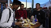 Menu makanan hari itu adalah plov, nasi goreng khas Asia Tengah, yang gurih dan nikmat. Setiap harinya masjid ini menyediakan makanan berbuka puasa untuk 500-1.000 orang saat akhir pekan (M Ainul Yaqin/Istimewa)