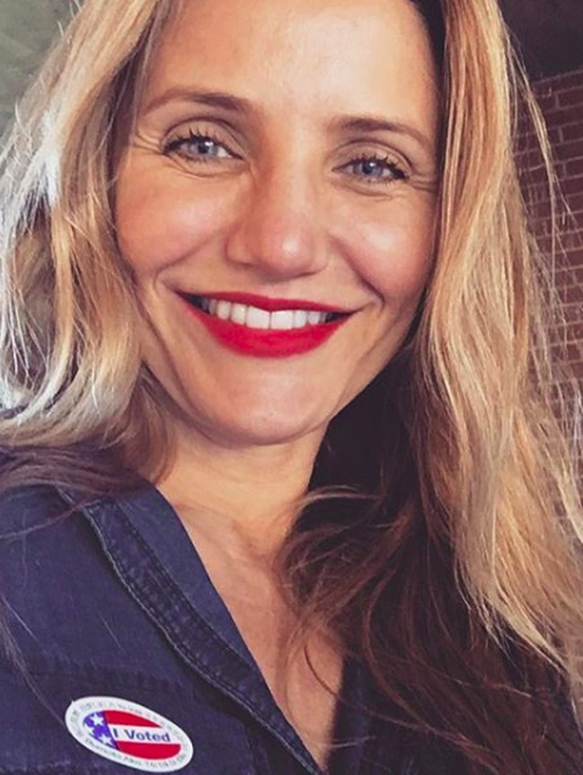 Aktris Cameron Diaz mengaku bahwa dirinya pernah mengalami masalah kulit yang amat sangat parah. Cameron  telah mencoba segala cara namun jerawatnya tetap tidak hilang sampai akhirnya dia berhenti mengonsumsi makanan cepat saji. Setelah sama sekali tidak mengonsumsi makanan cepat saji, kulitnya perlahan membalik. Banyak makanan cepat saji yang memang mengandung kadar glikemik tinggi yang dapat menaikkan gula darah dan memperburuk kondisi jerawat. Foto: Cameron Diaz/Instagram