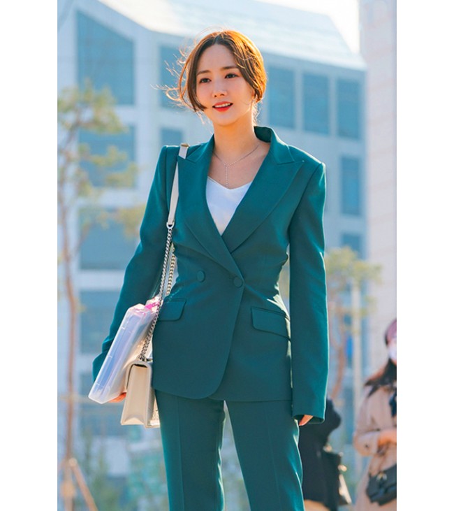 Jangan takut memakai busana dengan warna mencolok. Setelan yang mencuri perhatian seperti ini pun bisa bikin kamu lebih percaya diri dan menarik perhatian sehingga bisa dapat kesempatan untuk berkembang. Foto: TvN