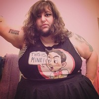 Semakin ia dewasa, wanita yang berprofesi sebagai penyanyi opera itu mengaku menemukan jati dirinya. Schwarz mulai lelah dengan rutinitas mencukur jenggot setiap harinya. Ia pun pun mencoba menerima keadaannya dengan pikiran positif. Foto: Instagram @thisislittlebear