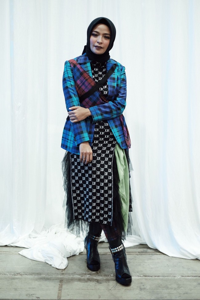 Untuk mendapatkan gaya hijab rock and roll. Ada beberapa cara yang bisa kamu curi dari gaya Tantri Kotak. Pertama adalah warna. Gaya rock and roll tidak bisa dipisahkan dari warna gelap dan bold seperti hitam dan merah. Foto: Silmia Putri/Wolipop