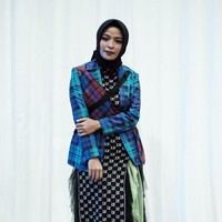 Untuk mendapatkan gaya hijab rock and roll. Ada beberapa cara yang bisa kamu curi dari gaya Tantri Kotak. Pertama adalah warna. Gaya rock and roll tidak bisa dipisahkan dari warna gelap dan bold seperti hitam dan merah. Foto: Silmia Putri/Wolipop