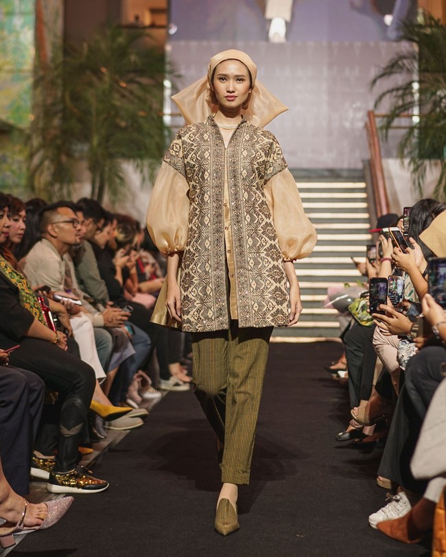 Fashion show Svarna by Ikat Indonesia dari Didiet Maulana kali ini menginspirasi kelembutan sinar rembulan untuk koleksi busananya di Ramadhan In Style 2019, Plaza Indonesia, Jakarta, Rabu [21/05/2019]. Foto: dok. IKAT Indonesia