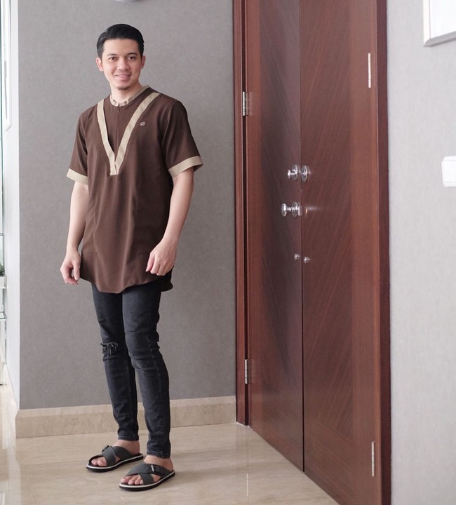 Tak semua baju koko memberikan kesan formal. Baju koko lengan pendek dari Gerai Hawa yang dipakai Irwansyah ini bisa jadi pilihanmu untuk bersilaturahmis saat Lebaran. Foto: Instagram/Irwansyah