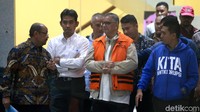 Sofyan keluar dari gedung KPK sekitar pukul 23.30 WIB setelah menjalani pemeriksaan.