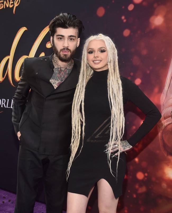 Gaya rambut asiemtris Zayn Malik ini menjadi perbincangan netizen, khususnya fans mantan personel One Direction tersebut. Apalagi mantan kekasih Gigi Hadid itu termasuk jarang tampil di karpet merah. Sehingga ketika muncul di premier film Aladdin, penampilannya pun menjadi sorotan. Foto: Getty Images