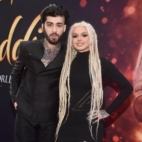 Gaya rambut asiemtris Zayn Malik ini menjadi perbincangan netizen, khususnya fans mantan personel One Direction tersebut. Apalagi mantan kekasih Gigi Hadid itu termasuk jarang tampil di karpet merah. Sehingga ketika muncul di premier film Aladdin, penampilannya pun menjadi sorotan. Foto: Getty Images