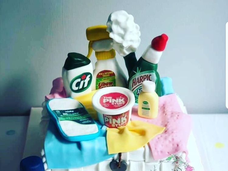 Uniknya Tren Cake dengan Hiasan Sabun dan Alat Bersih-bersih