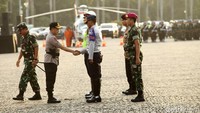 Kapolri Jenderal Tito Karnavian dan Panglima TNI Marsekal Hadi Tjahjanto mengecek kesiapan personel Operasi Ketupat.