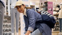 Patricia mencoba sepasang sepatu dan melepas heels yang dikenakannya. Pool/Ismail/detikFoto.
