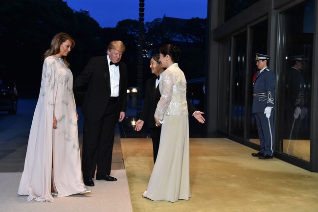 Ketika makan malam bersama Kaisar Naruhito dan istrinya, Putri Masako, Melania Trump memilih gaun dari tempat tinggalnya, Amerika Serikat. Adalah gaun J. Mendel seharga 3.500 poundsterling atau Rp 64 jutaan yang sangat elegan dengan aksentuasi cape di pundak. Foto: Dok. Getty Images