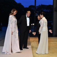 Ketika makan malam bersama Kaisar Naruhito dan istrinya, Putri Masako, Melania Trump memilih gaun dari tempat tinggalnya, Amerika Serikat. Adalah gaun J. Mendel seharga 3.500 poundsterling atau Rp 64 jutaan yang sangat elegan dengan aksentuasi cape di pundak. Foto: Dok. Getty Images