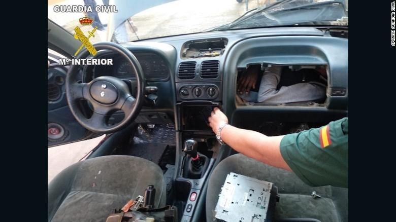 Demi Masuk ke Eropa, Pria Afrika Sembunyi di Laci Dasbor Mobil Demi Masuk ke Eropa, Pria Afrika Sembunyi di Laci Dasbor Mobil
