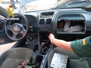 Demi Masuk ke Eropa, Pria Afrika Sembunyi di Laci Dasbor Mobil