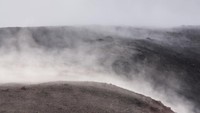 Puncak Gunung Hekla berupa kawah panas dengan lava berwarna merah. Di zaman dulu, masyarakat setempat mensakralkan Gunung Hekla (iStock)