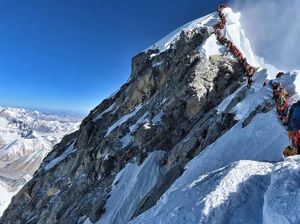 Mendaki Puncak Everest Kini Seharga Nyaris Rp 500 Juta