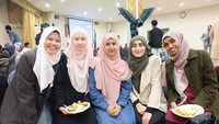 Bersama salah satu mualaf yang merupakan warga negara Vietnam (orang kedua dari kiri). Banyak orang di Australia yang tertarik mengenal dan mempelajari Islam (Siti Nurlaila Indriani/Istimewa)