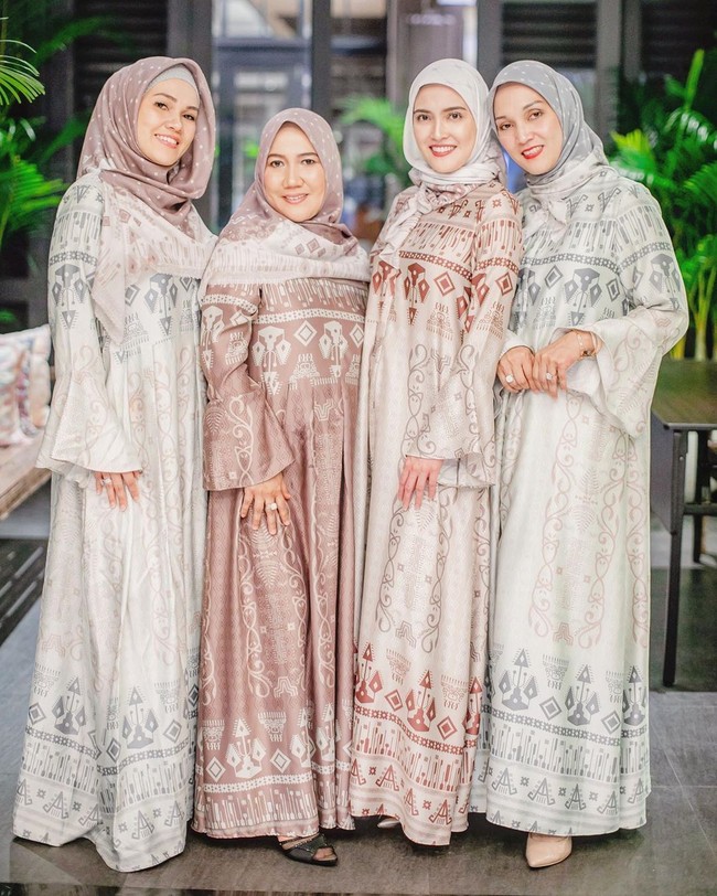 Mengambil tema pattern on pattern, penampilan Shandy dan kakak-kakaknya terlihat sangat lembut dan tidak berlebihan. Jika ingin tabrak motif, pilih warna yang senada seperti penampilan Shandy Aulia. Foto: Instagram/ShandyAulia