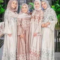 Mengambil tema pattern on pattern, penampilan Shandy dan kakak-kakaknya terlihat sangat lembut dan tidak berlebihan. Jika ingin tabrak motif, pilih warna yang senada seperti penampilan Shandy Aulia. Foto: Instagram/ShandyAulia