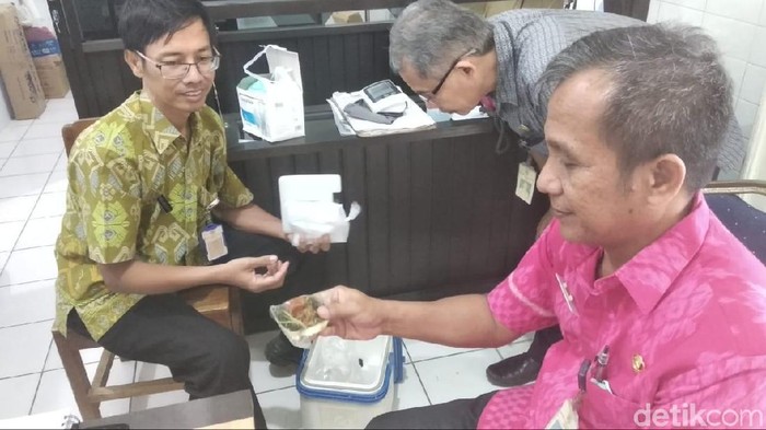 Keracunan massal terjadi di Wonogiri usai makan ayam kremes. Foto: Aris Arianto/detikcom Keracunan massal terjadi di Wonogiri usai makan ayam kremes. Foto: Aris Arianto/detikcom