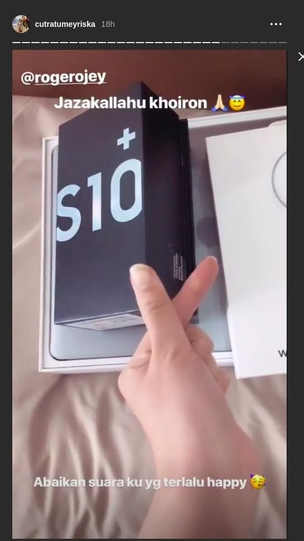 Cut Meyriska Happy dan Beri Finger Heart Terima Kado dari Roger