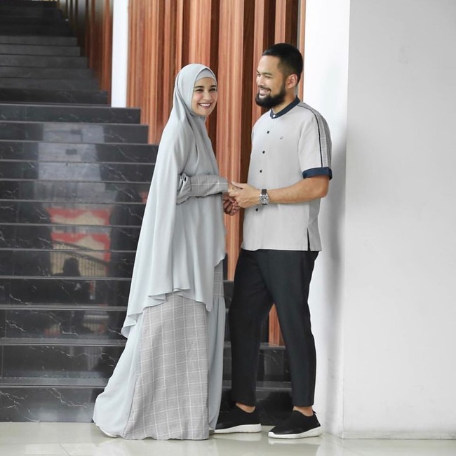 Jika tak sempat membeli baju couple, kamu bisa memilih baju koko dengan warna yang senada dengan pasanganmu. Pilih warna yang netral dan universal seperti abu-abu. Foto: Instagram/TeukuWisnu