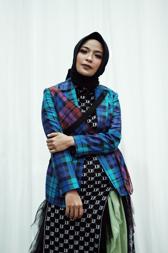 Sepatu boots juga bisa jadi kunci untukmu yang ingin terlihat rock and roll. Ada banyak pilihan sepatu boots yang bisa dipadukan dengan celana panjang, sehingga penampilan tetap tertutup. Foto: Silmia Putri/Wolipop