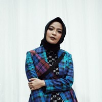 Sepatu boots juga bisa jadi kunci untukmu yang ingin terlihat rock and roll. Ada banyak pilihan sepatu boots yang bisa dipadukan dengan celana panjang, sehingga penampilan tetap tertutup. Foto: Silmia Putri/Wolipop